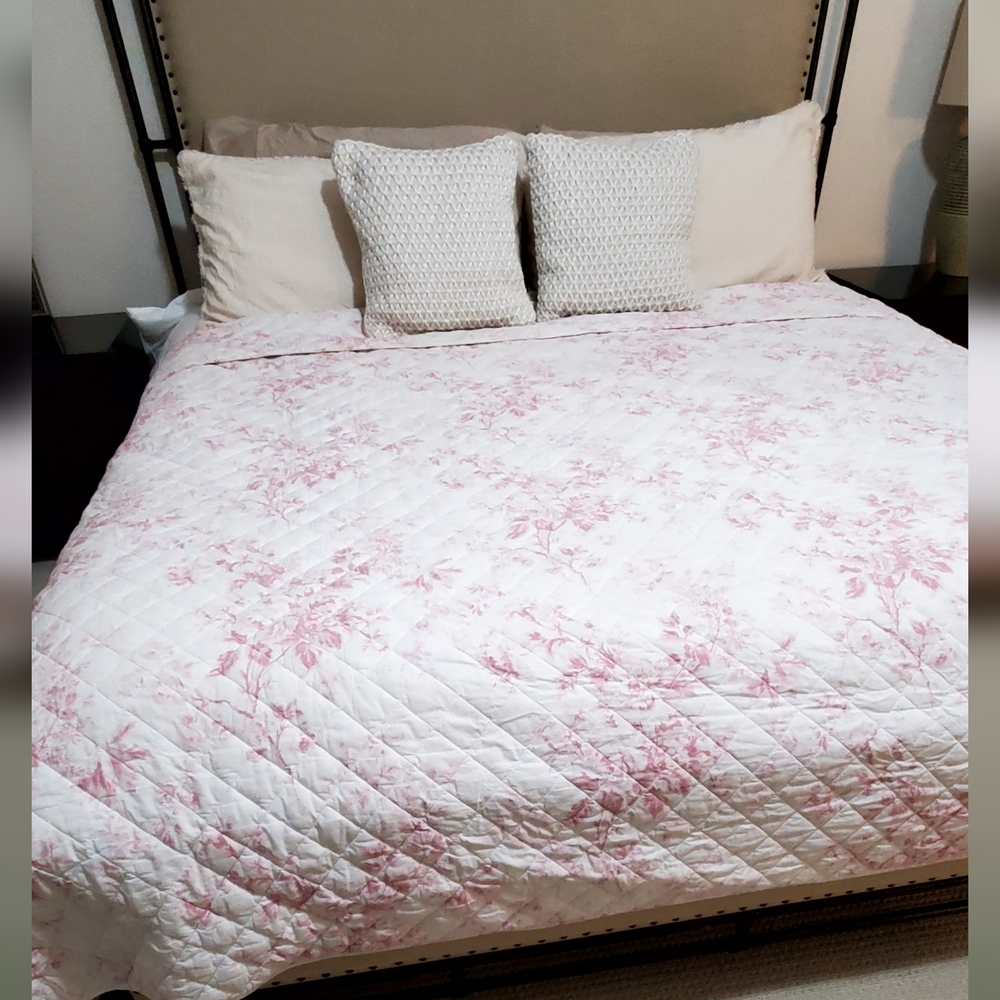 Cabbages & Roses London White Cotton Pink Cottagecore Floral Quilt, King, EUC